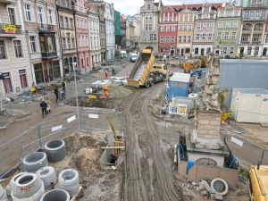 ciężarówka podczas rozładunku na placu budowy