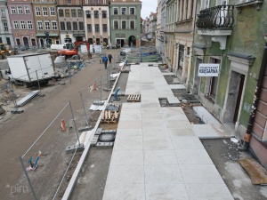 fragment nowego chodnika ułożony wzdłuż pierzei