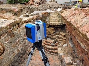 pozostałości pieca w piwnicy z XIV-XV w. odsłonięte podczas prac archeologicznych