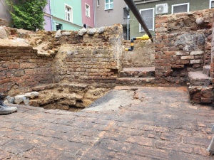 podłoga oraz fragment wnętrza w piwnicy