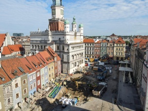 Plac budowy widziany z lotu ptaka - w tle ratusz