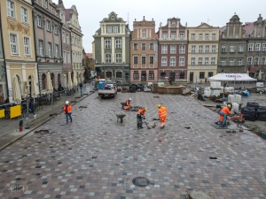 Prace brukarskie na płycie Starego Rynku