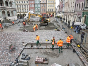 Robotnicy podczas układania nawierzchni na Starym Rynku
