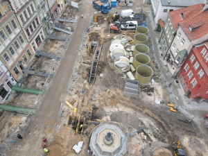 elementy zbiorników retencyjnych ułożone na placu budowy w rejonie domków budniczych - widok z lotu ptaka
