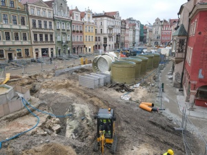 elementy zbiorników retencyjnych ułożone na placu budowy w rejonie domków budniczych - widok z lotu ptaka