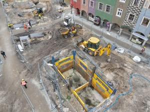 Widok na prace budowlane w rejonie domków budniczych