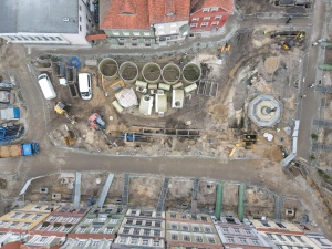 elementy zbiorników retencyjnych ułożone na placu budowy w rejonie domków budniczych - widok z lotu ptaka