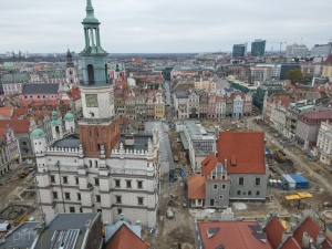 widok na wieżę ratuszową
