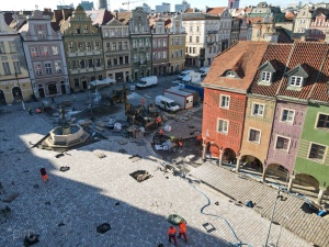 Prace brukarskie w rejonie domków budniczych