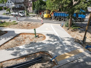 Chodnik z nawierzchnią fakturową dla osób z niepełnosprawnościami