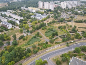 widok na szkołę i użytek ekologiczny - ujęcie z drona