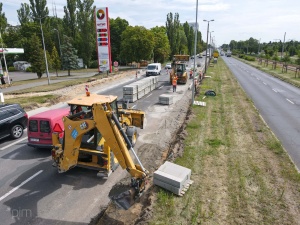 Układanie nowego krawężnika
