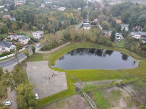 Zbiornik, ścieżka i plac serwisowy widziane z góry