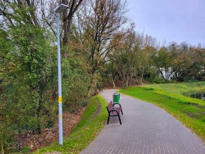 Ścieżka spacerowo wraz z ławką, latarnią i kubłem na śmieci