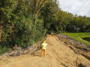 pracownik wykonujący pomiary geodezyjne
