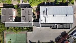 dach budynku SP 72 widziany z lotu ptaka 