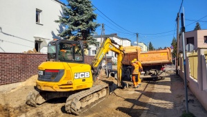 Pojazdy na placu budowy podczas prowadzenia prac podziemnych w ul. Radosnej