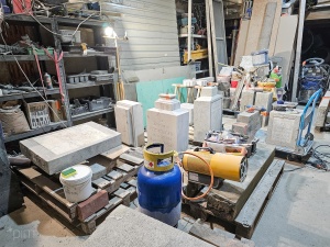 Warsztat, w którym prowadzona jest renowacja nagrobków