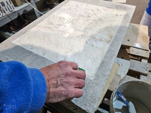 Prace renowacyjne przy zabytkowym nagrobku