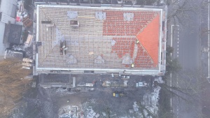 Widok z lotu ptaka na prace na dachu budynku Przedszkola nr 66 