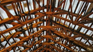 Konstrukcja dachu budynku Przedszkola nr 66 w trakcie modernizacji