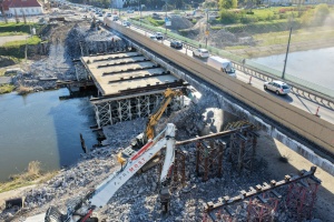 Trwające prace rozbiórkowe na północnej nitce Mostu Chrobrego z lotu ptaka 