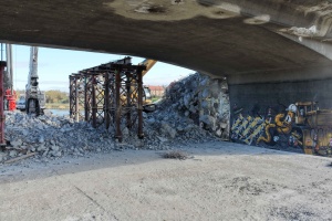 Trwające prace rozbiórkowe na północnej nitce Mostu Chrobrego