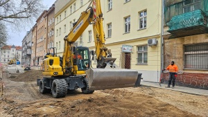 Koparka na placu budowy w ul. Wawrzyniaka
