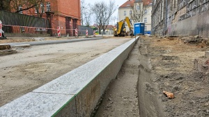 Zbliżenie na krawężnik w ul. Wawrzyniaka