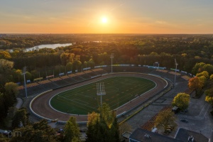 Stadion na Golęcinie z lotu ptaka przy zachodzie słońca