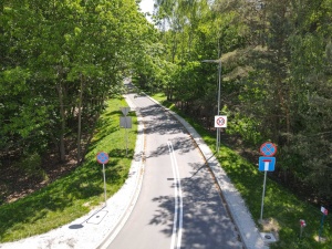 Ul. Krośniewicka, pobocza, odpływ liniowy i znaki