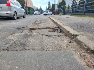 Zniszczona nawierzchnia na ul. Radosnej przed przebudową