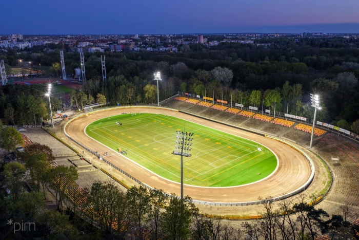 Oświetlony stadion na Golęcinie widziany z lotu ptaka