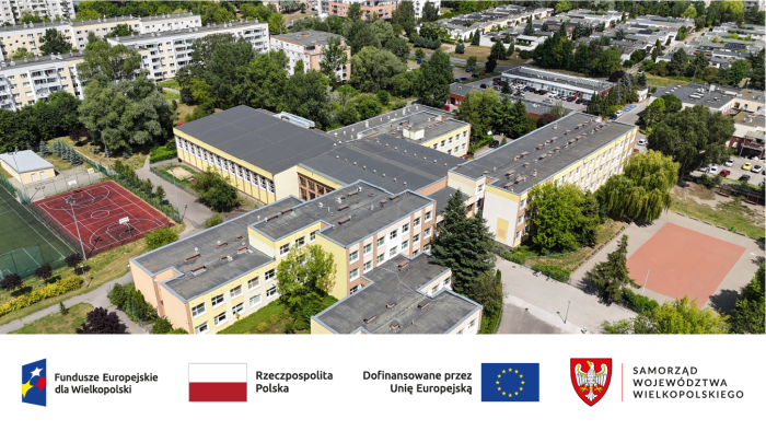 budynek SP 6 widziany z lotu ptaka z logotypami unijnymi 